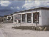 Einfahrt zum Amdo-Hotel in Old Tingri