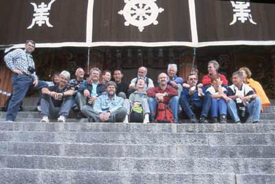 Alle Teilnehmer auf der Treppe der großen Versammlungshalle im Kloster Drepung